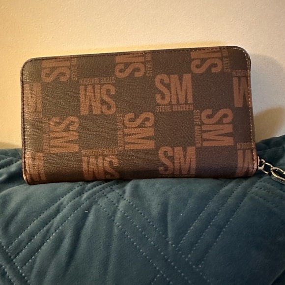 Steve Madden Logo Wallet in Brown and Red - Picture 7 of 8
